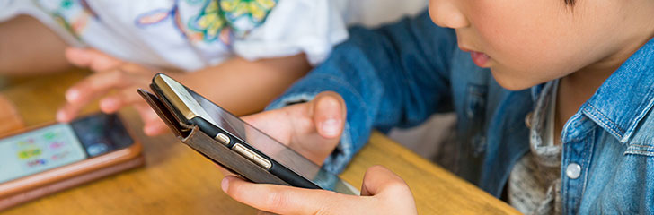 「スマホを見ると学力が下がる」は本当か？
