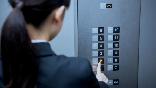 お客様を出迎える・訪問する際のエレベーターマナー