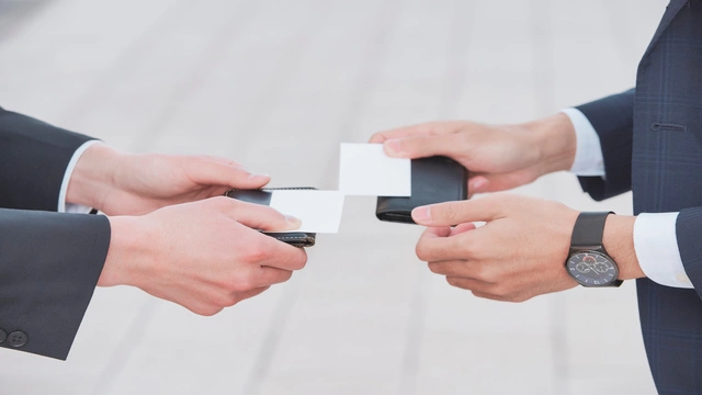 名刺交換が信頼と成果に与える影響<