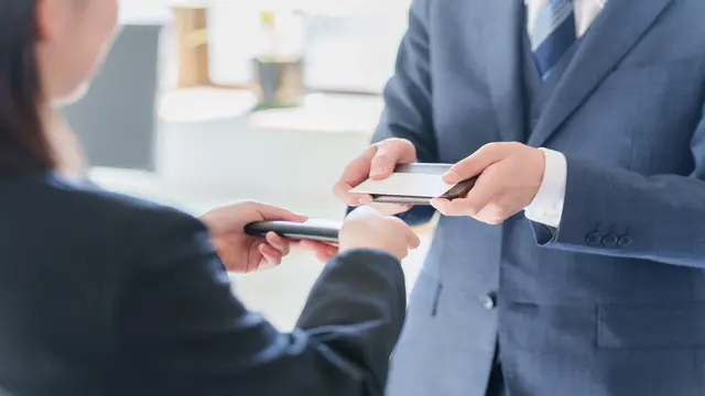 名刺交換のビジネスマナーの基本